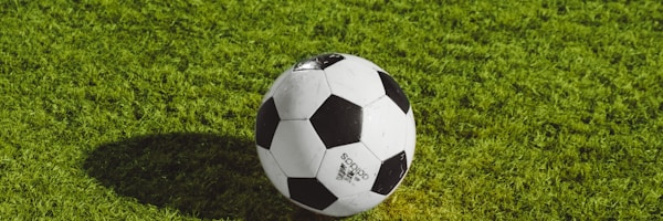 云端观赛栏目展示多屏幕体育直播画面